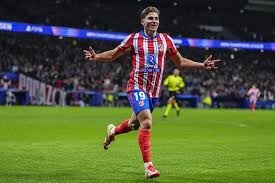 周琦这位所谓CBA顶级中锋，动作不断，对徐杰冲撞是具目的性，这次肘击胡金秋是扭曲心态表现，胡金秋在国家队表现突出从而取代他在国家队位置，多次挑衅裁判而没有被处罚。＂